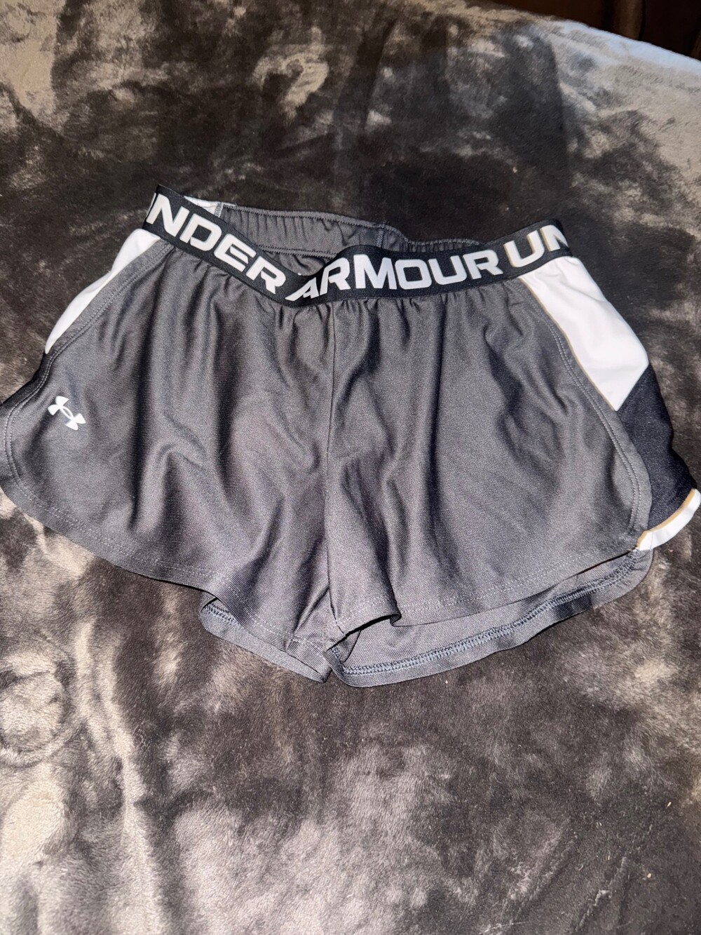Under Armour Medium Gray Athletic Shorts Loose Fit Workout